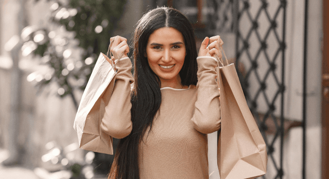 loyalmake-woman-shopping
